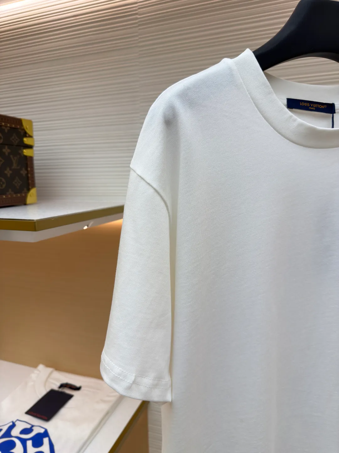 LOUIS VUITTON round neck printed short-sleeved T-shirt ●Original version: Purchased and developed at 7450 ●Item number: 1682214-A10 ●Fabric: cotton fabric ●Technology: Printing ●Color: white ●Version: fitted version ●Weight: about 260 grams ●Size: S-M-L-XL ●Description: This printed short-sleeved T-shirt is made using high-end garment technology. The fabric is made of 230g heavyweight double-strand combed cotton. It is treated with an enzyme washing process to make the cotton soft to the touch and not easy to pill or deform, while retaining the breathability and skin-friendly properties of cotton. The back theme printing uses a composite process of digital direct inkjet printing and screen printing. First, digital direct inkjet printing is used to restore the color gradation and delicate texture of the pattern, and then screen printing is used to outline the outline of the pattern, which increases the color firmness of the printing by 30% and does not fade or crack after repeated washing. The neckline is hemmed with two stitches and is paired with high-elastic rib fabric, which is resistant to pulling and does not deform after long-term wear. The side seams and shoulder seams of the body are sewn with embedded clip technology, and the stitching is fine and smooth. The overall shape is created through three-dimensional tailoring to create a loose shoulder drop effect, taking into account both wearing comfort and stiffness. The overall wiring is straight and delicate, the fabric is comfortable and soft, and the color is consistent without color difference. It can be matched with the same style to create a fashionable look and control various occasions. Customized accessories, complete with three standards, same style for men and women!